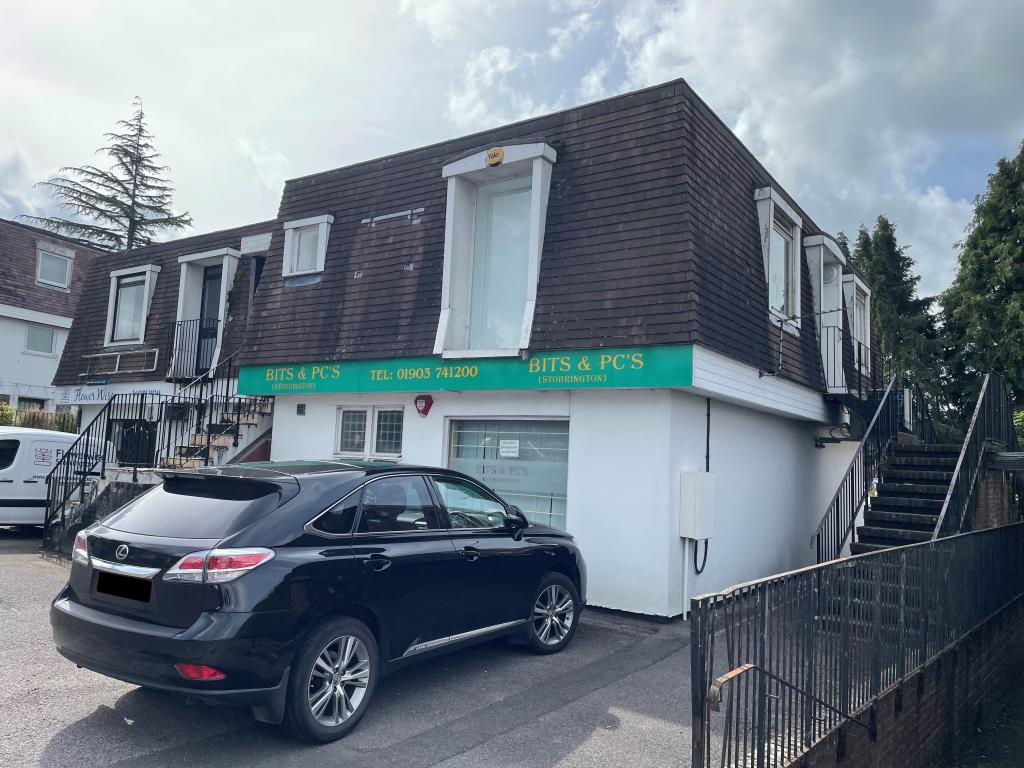 Lot: 44 - FREEHOLD MIXED USE INVESTMENT - side view of access to unit 4 in Dems House